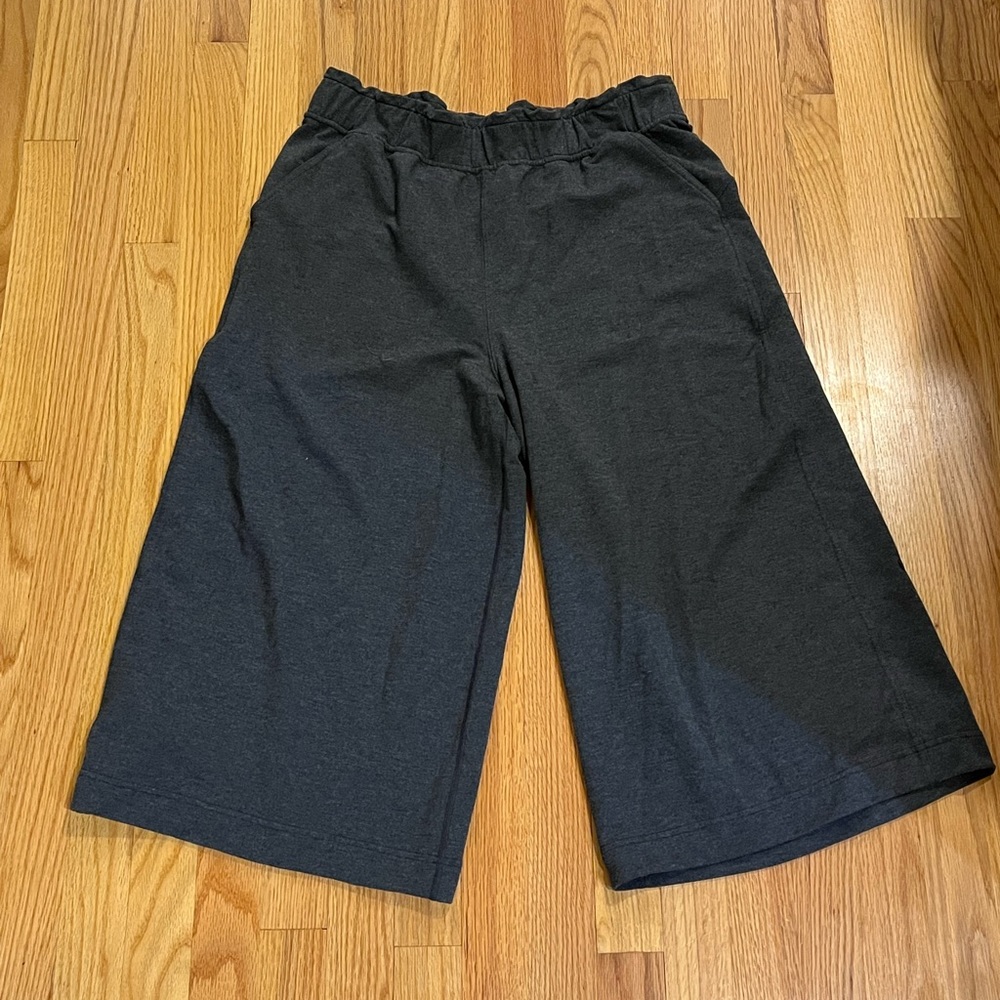 Lululemon wide leg capri pants. Sz 12
